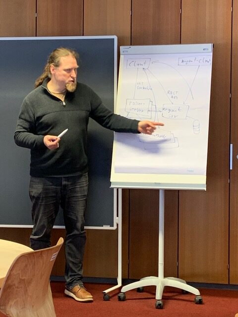 Für Forschende konzipiert: Chefentwickler Stefan Otto vom norwegischen Forschungsnetz SIKT gibt detaillierte Einblicke in die Architektur von eduMEET.