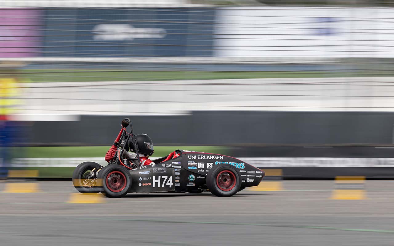 eduroam an Bord: Die einsitzigen Rennwagen sind in verschiedenen Disziplinen auf der bekannten Formel-1-Strecke am Hockenheimring am Start. Foto: © Formula Student Germany, Vivek Maru