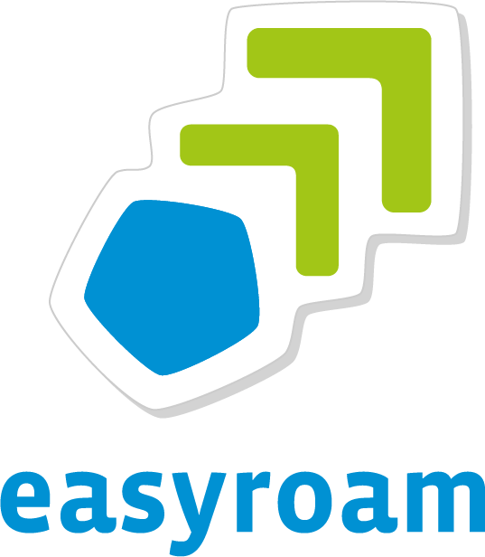 easyroam- Logo: Pfeil-Element schräg angeordnet von links unten nach rechts oben: bestehend aus drei Elementen: unten Fünfeck in mittelblau, darüber je ein Winkel in grün mit der Spitze nach oben. Darunter steht der Schriftzug easyroam in mittelblau. 