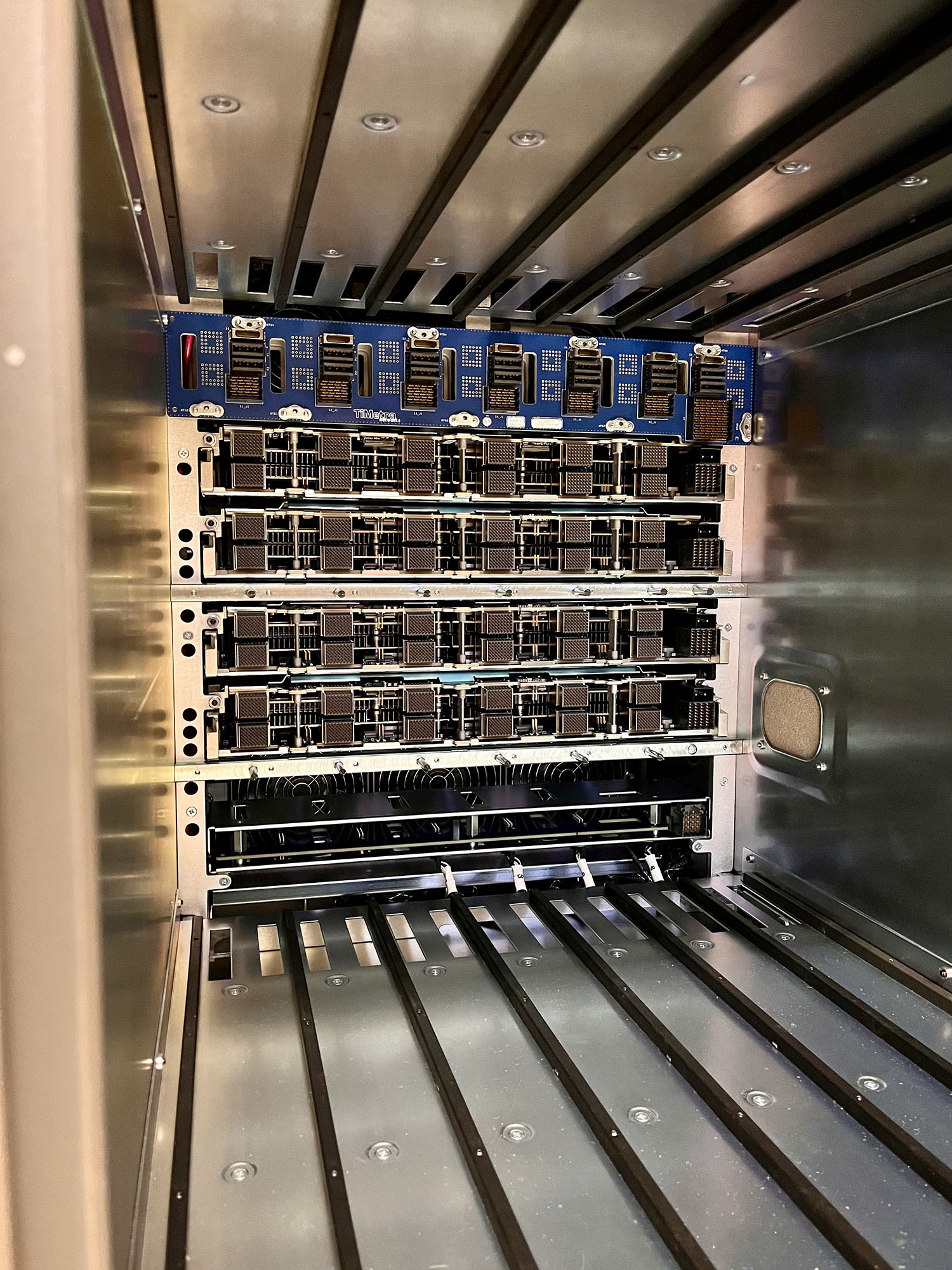Das Router-Gehäuse von innen/Backplane