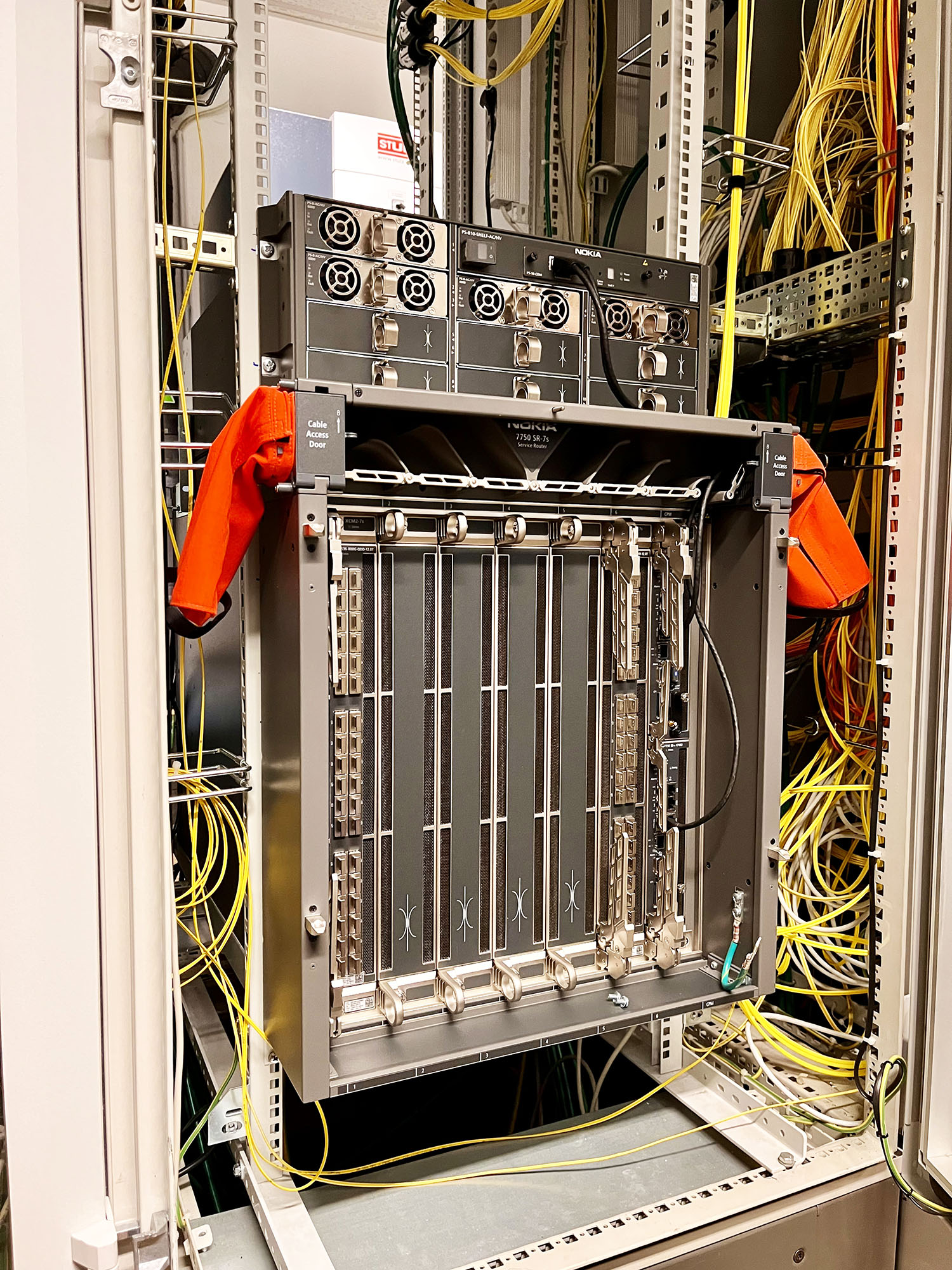 Die Installation von Gehäuse, Linecard, Controller, Netzteile: Router unten/Netzteile oben