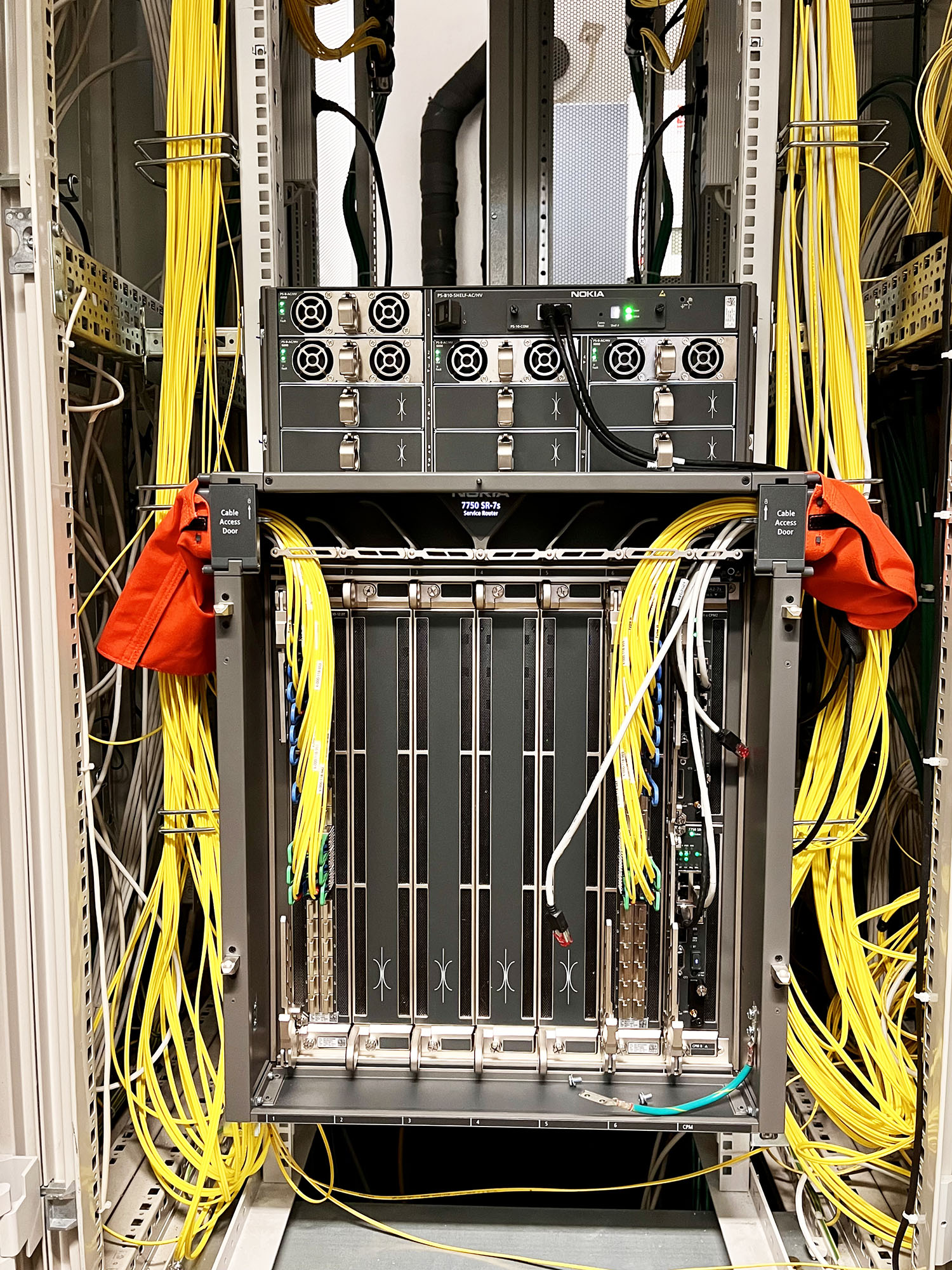 Der Router ist bereits mit SFP´s bestückt und verkabelt.