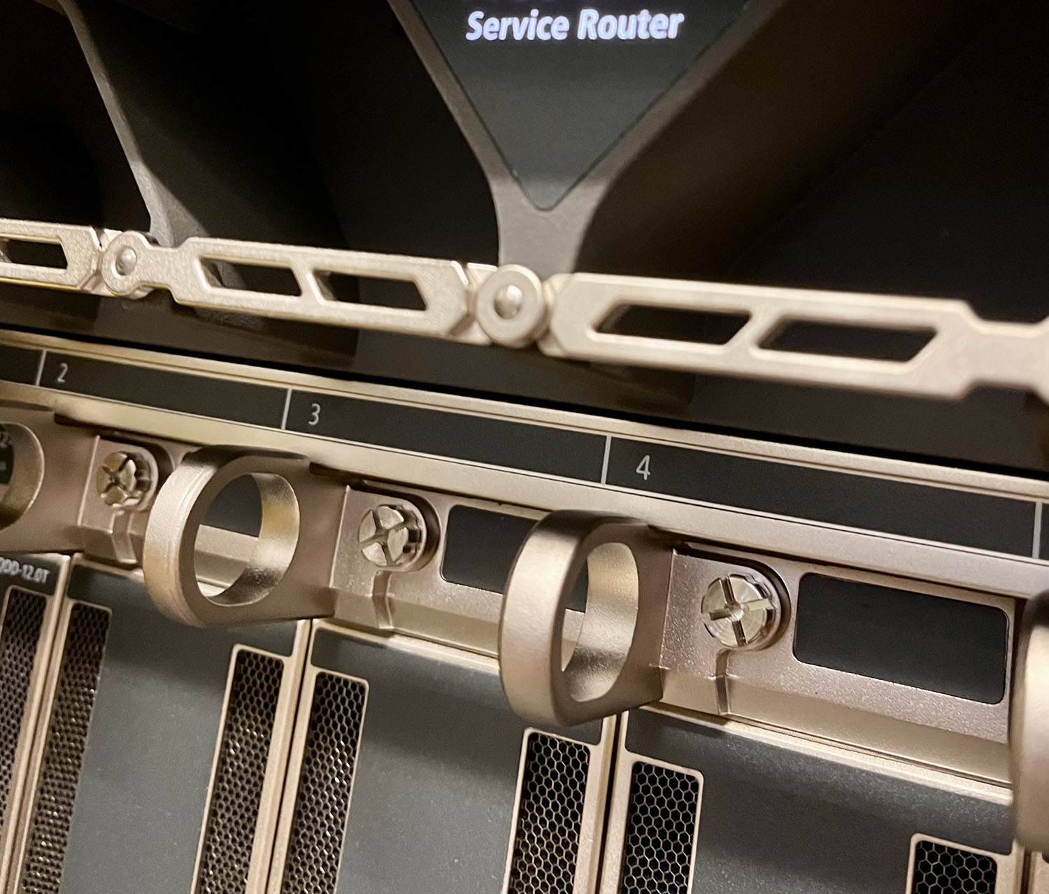 Detailansicht des Routers: bei 2-4 können noch weitere Linecards und SFP installiert werden.