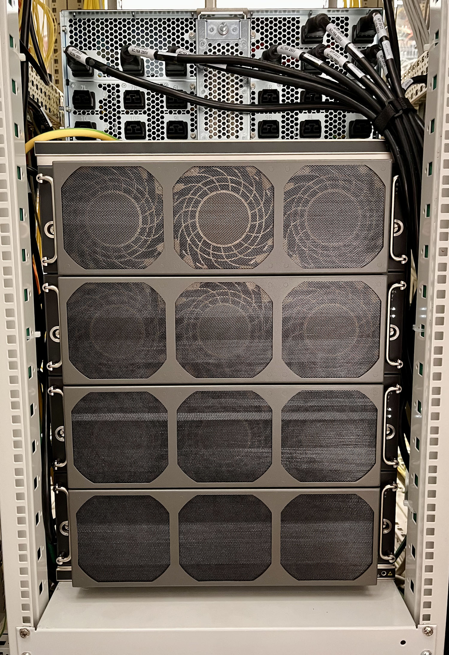 Die Rückseite mit Blick auf die Lüfter-Router: unten/Netzteile oben