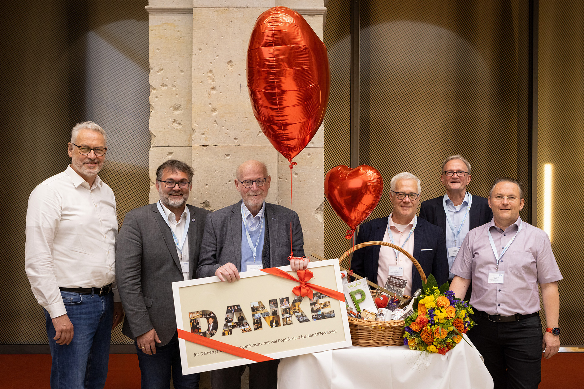 Mit Engagement und viel Herzblut: Für seine Verdienste als langjähriger Leiter der Mitgliederversammlungen erhielt Prof. Dr. Gerhard Peter (3. v. li.) – hier mit dem Vorstand und der Geschäftsführung des DFN-Vereins – stehenden Applaus. Von links: Geschäftsführer Jochem Pattloch, Vorstandsvorsitzender Prof. Dr.-Ing. Stefan Wesner, stellvertretender Vorstandsvorsitzender Christian Zens, Geschäftsführer Dr. Christian Grimm und stellvertretender Vorstandsvorsitzender Prof. Dr. Helmut Reiser. Foto: Jürgen ALOIsius Morgenroth Fotografie