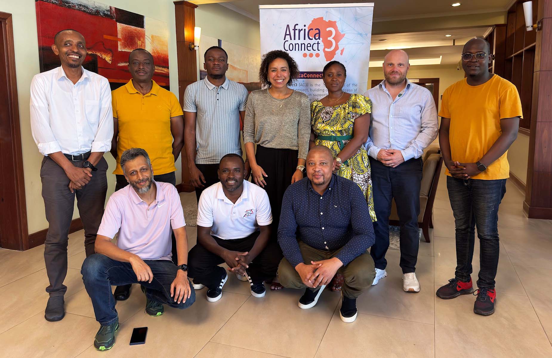 Zu sehen sind die Teilnehmenden des GÉANT-Security-Bootcamps in Tansania im Oktober 2024: Obere Reihe (v. li.): Suleiman Yussuf (University of Zanzibar, Tanzania für TERNET), Joe Kimali, Revelation Nyirongo (UbuntuNet Alliance), Ana Alves (GÉANT), Catherine Mkude (Institute of Educational and Management Technologies, Tanzania für TERNET), Michel Gerdes (DFN-CERT), Isaac Newton Wobomba (RENU).Untere Reihe (v. li.): Abdullah Shariff (TENET), Nicholas Mbonimpa (RENU), Siya Peter (SANReN). Foto: GÉANT