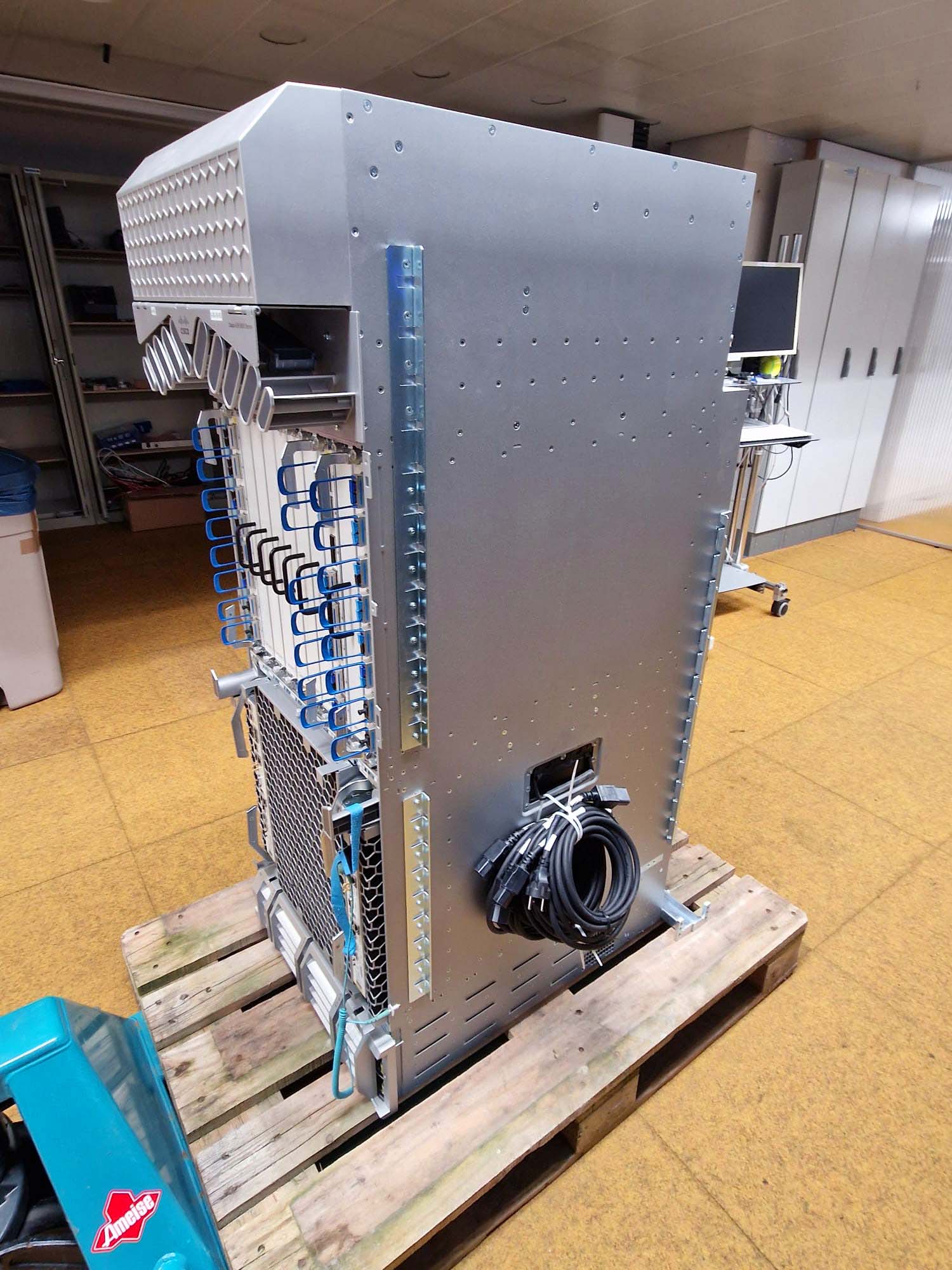 Alter Cisco-Router auf einer Holzpalette stehend bereit für den Transport.