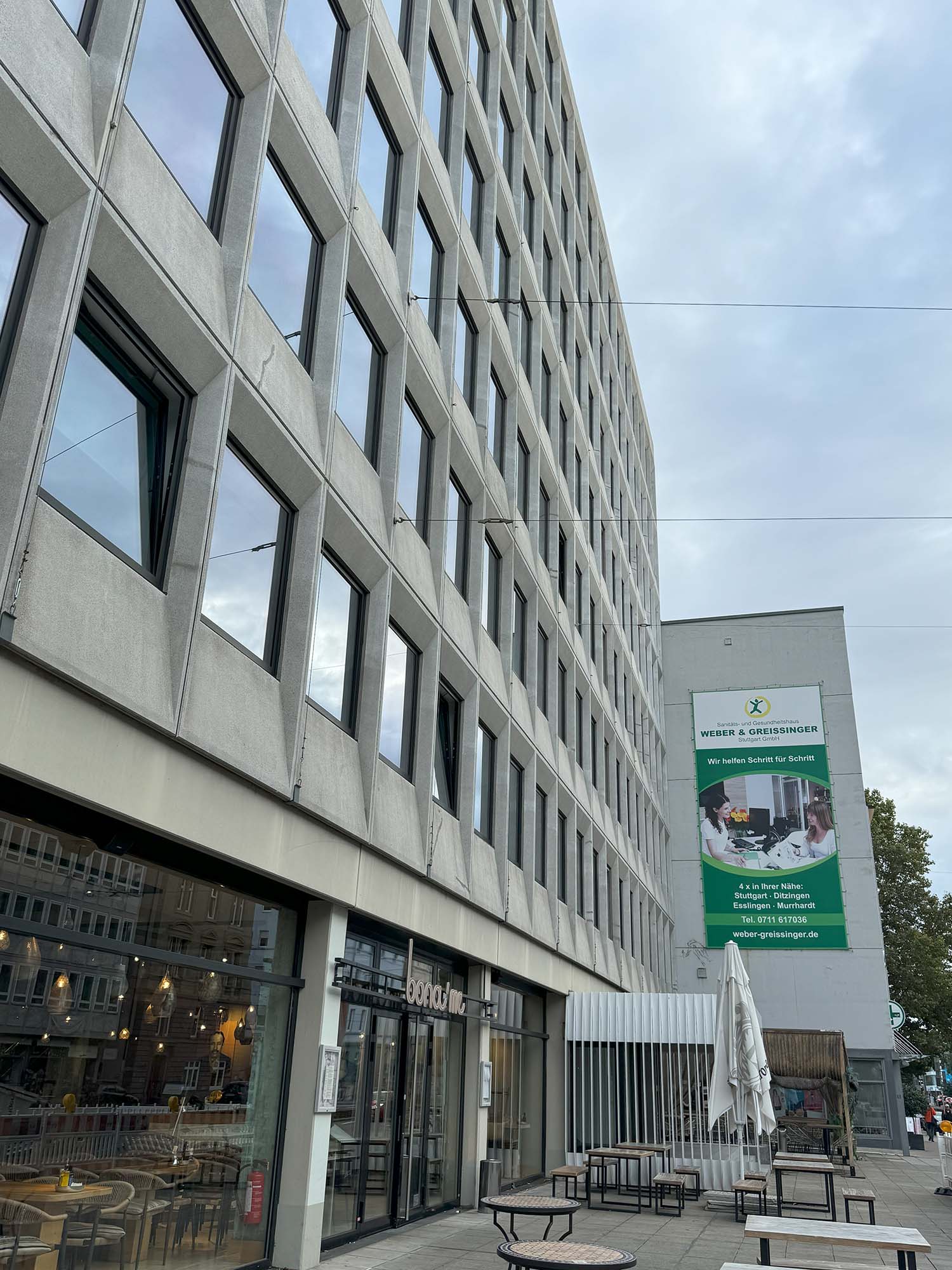 Die Schloßstraße mit dem Gebäude, in dem die Geschäftsstelle am Standort Stuttgart untergebracht ist, von außen. Foto: Dirk Bei der Kellen