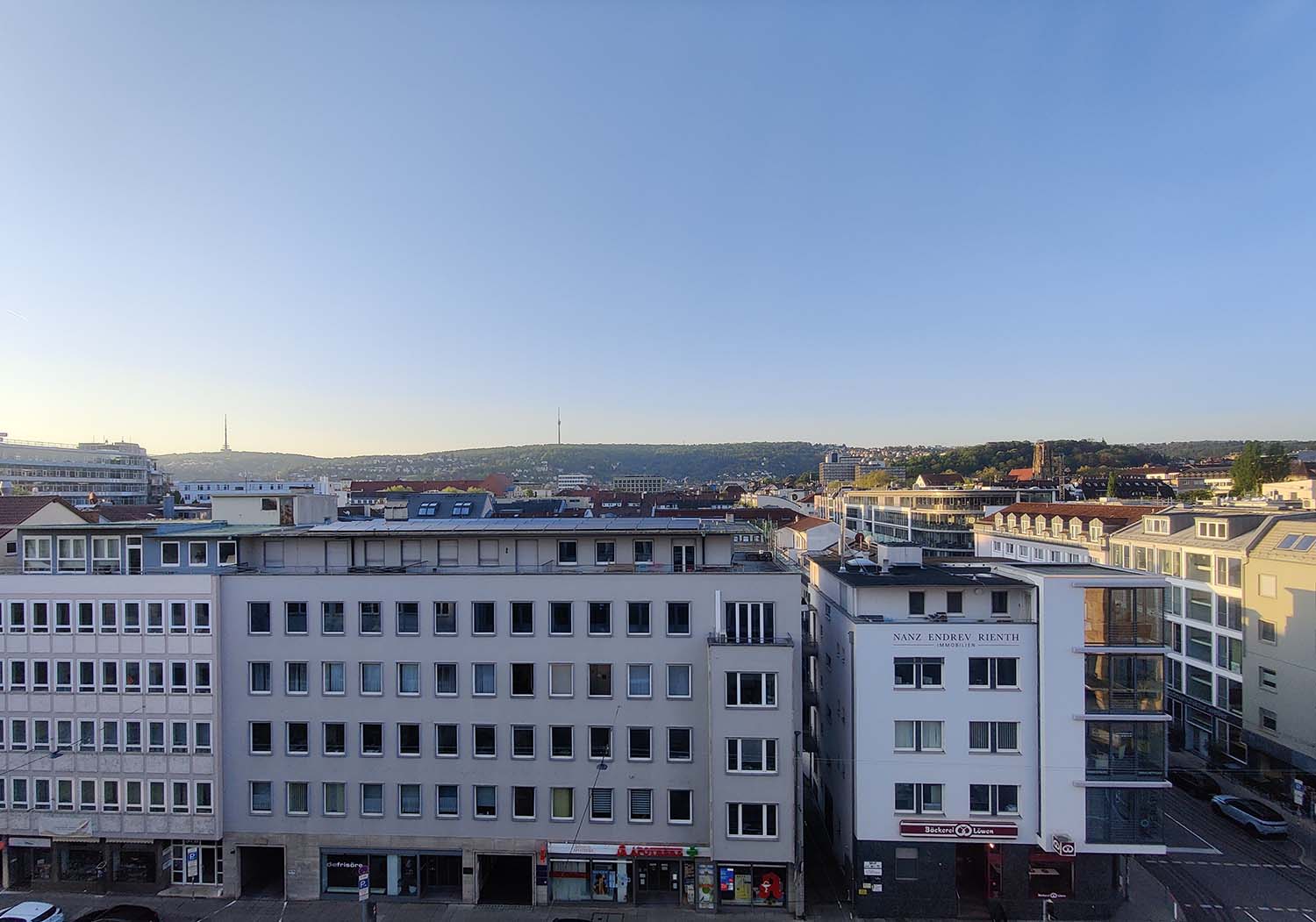Häuserreihe in der Schloßstraße mit dem Gebäude, in dem die Geschäftsstelle am Standort Stuttgart untergebracht ist, von außen. Fotos: Andrea Wardzichowski, Robert Stoy/DFN