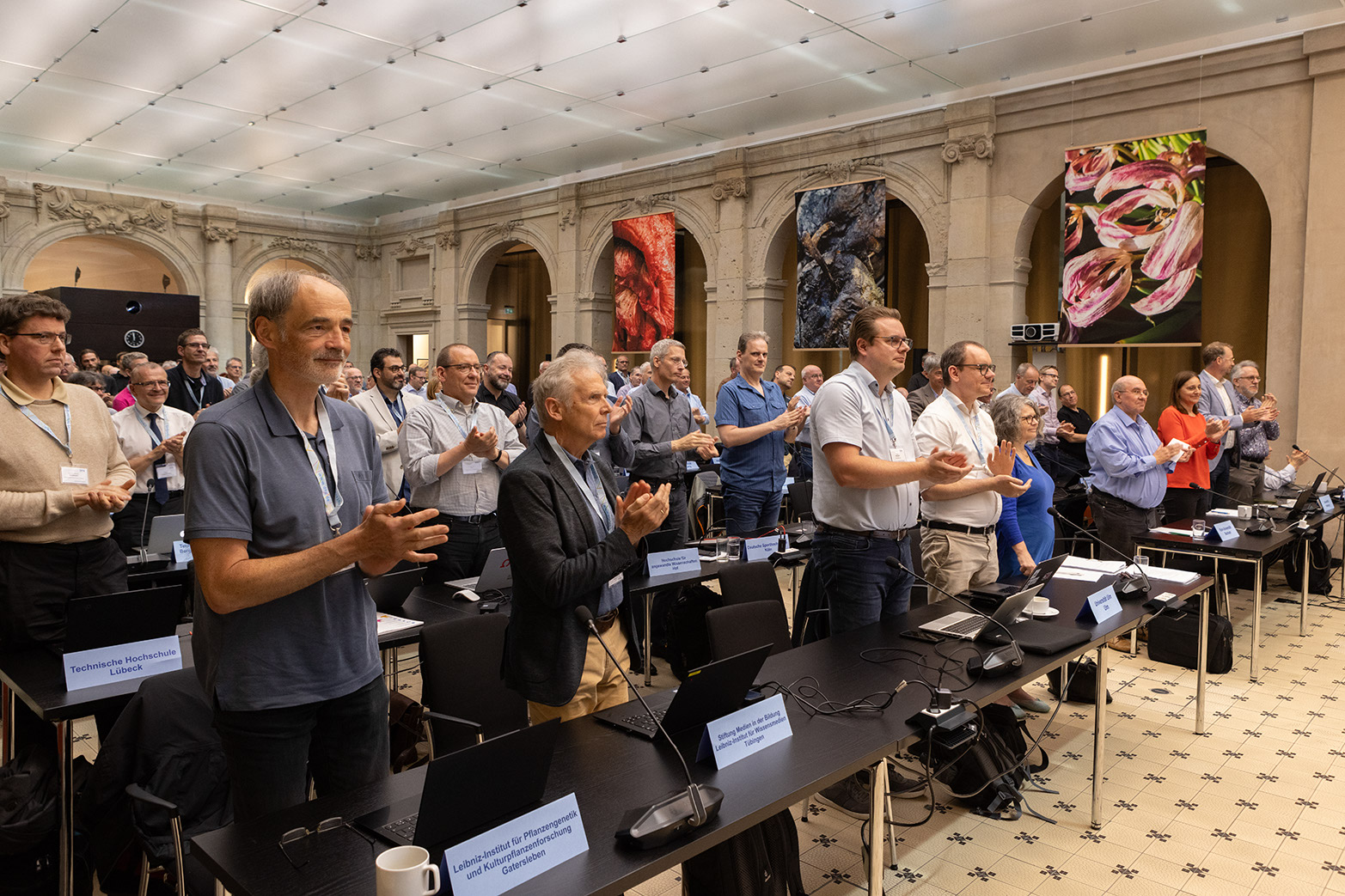 90. DFN-Mitgliederversammlung: In Berlin-Brandenburgischen Akademie der Wissenschaften spenden Mitgliedsvertretende stehend Applaus. Foto: Jürgen ALOIsius Morgenroth Fotografie