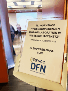 Das Foto zeigt die Ausschilderung beim 28. Workshop Videokonferenzen im Wissenschaftsnetz im Klemperer-Saal der Sächsischen Landesbibliothek – Staats- und Universitätsbibliothek Dresden (SLUB).