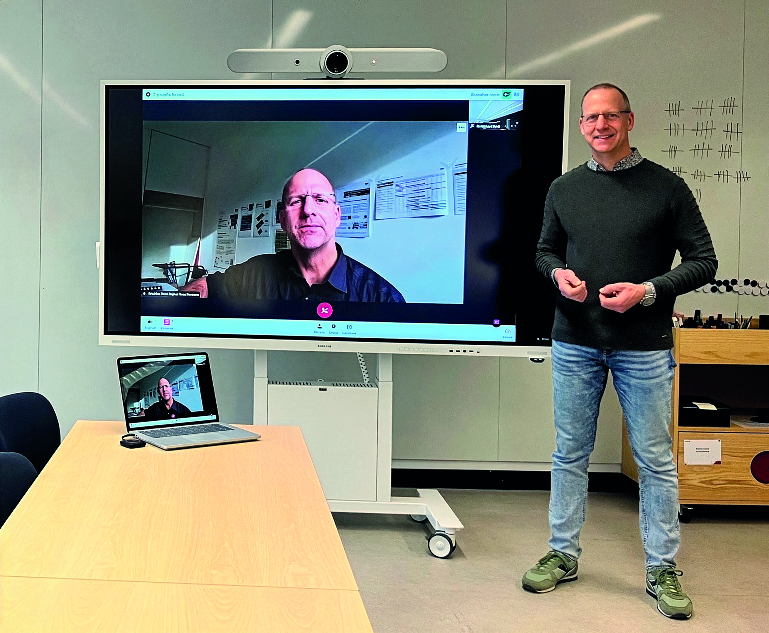 Original und Avatar im direkten Vergleich: Dr. Matthias Baume von der Technischen Universität München (TUM) untersucht, wie Lehrende von ihren virtuellen KI-Abbildern bei Vorlesungen, Prüfungen und bei der Betreuung von Studierenden unterstützt werden können | Foto: TUM