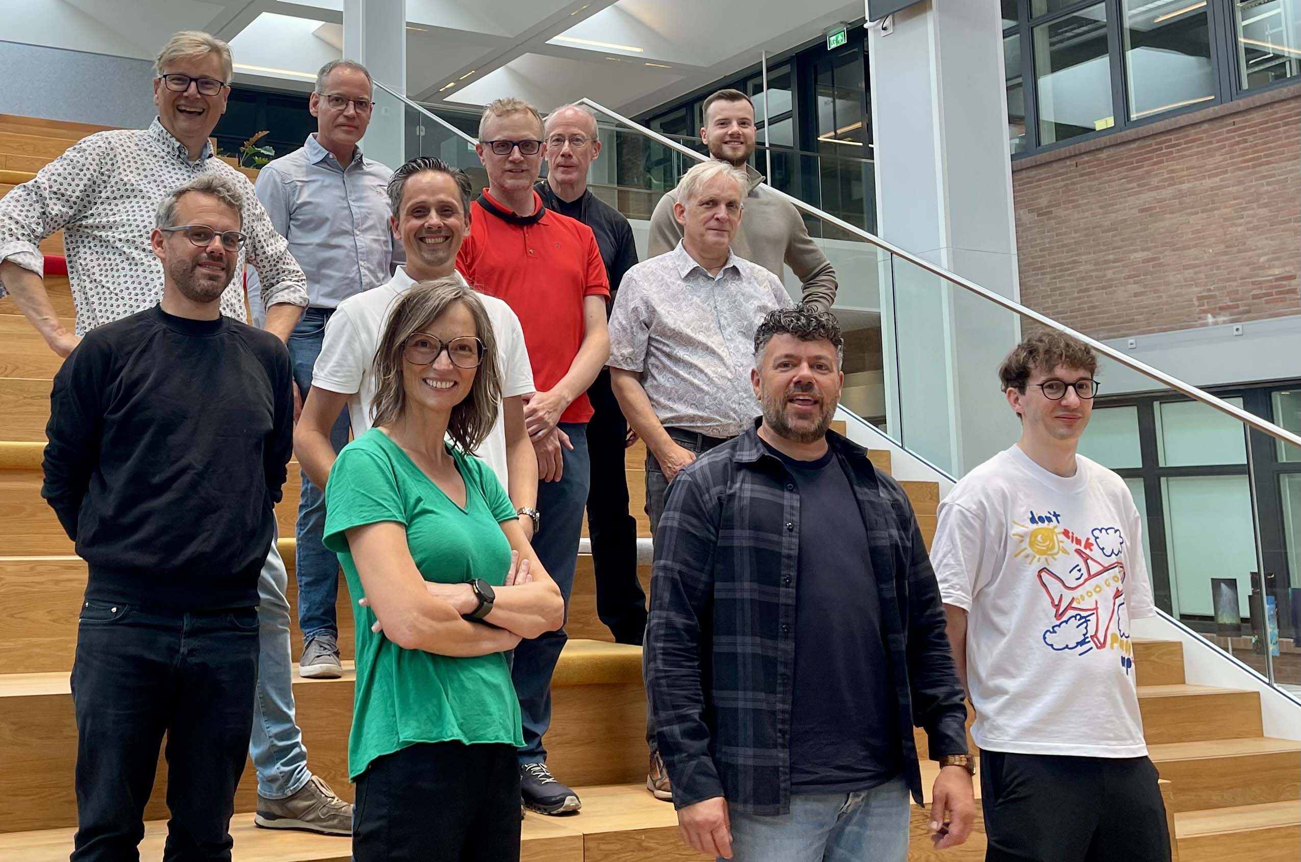Das Foto zeigt die Mitarbeitenden vom DFN-Verein und vom niederländischen Forschungsnetz SURF, die an der Realisierung des Spectrum-Sharing-Projekts beteiligt waren. Foto: Tristan Suerink, Nikhef